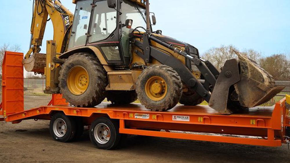 Le porte-engin Pronar deux essieux RC2100/2 dispose d’un système de freinage d’urgence et de stationnement. ©Pronar